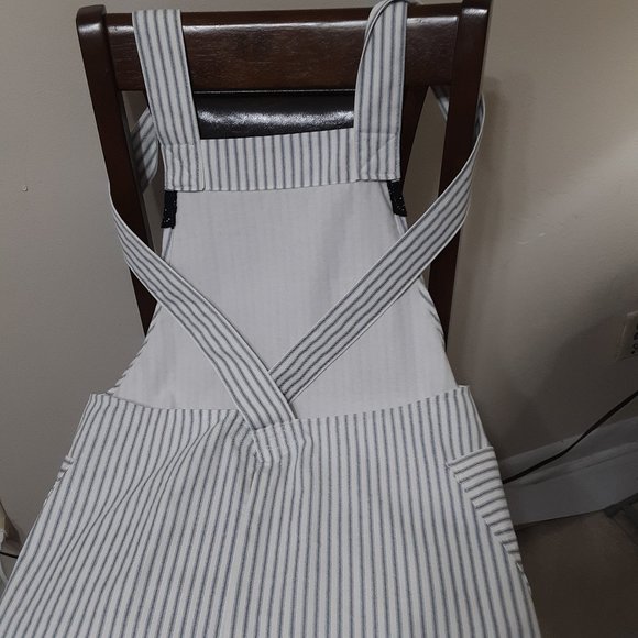 Cross Back Apron - Picture 2 of 3